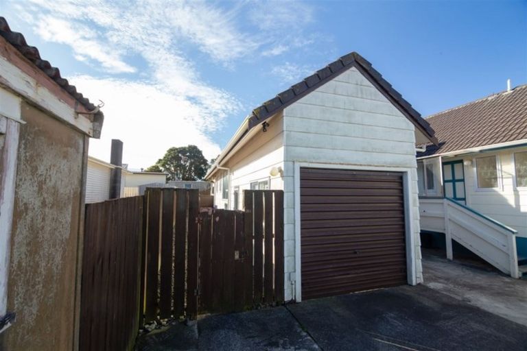 Photo of property in 18a Bracken Road, Newlands, Wellington, 6037