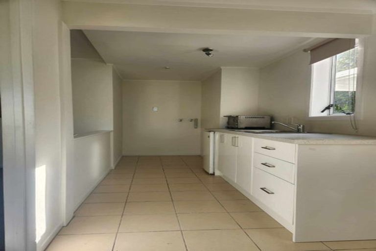 Photo of property in 4 Wanita Place, Totara Vale, Auckland, 0629