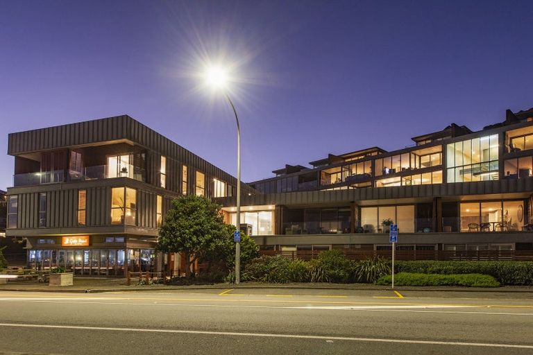Photo of property in Patent 326 Apartments, 404s/326 Evans Bay Parade, Hataitai, Wellington, 6021