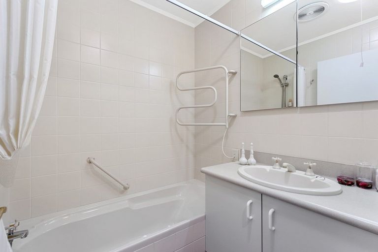 Photo of property in 63 Grosvenor Gardens, Flagstaff, Hamilton, 3210