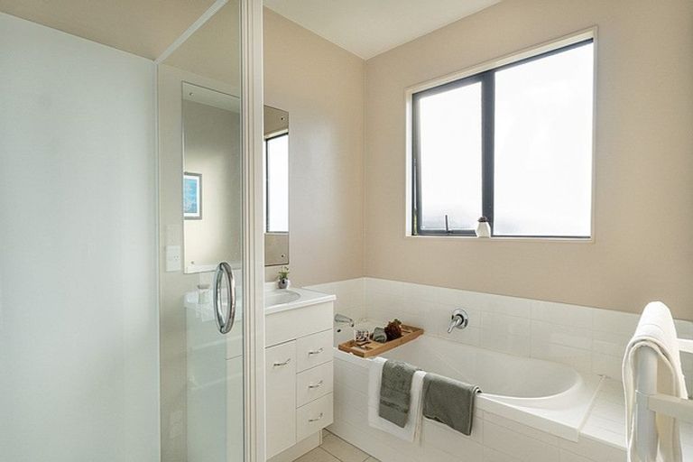 Photo of property in 5 Kaweka Close, Aotea, Porirua, 5024