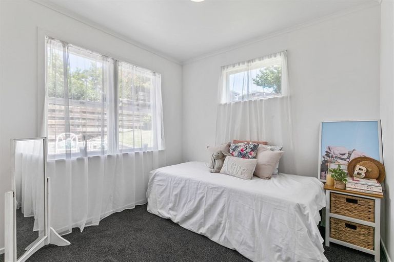 Photo of property in 15 Totaravale Drive, Totara Vale, Auckland, 0629