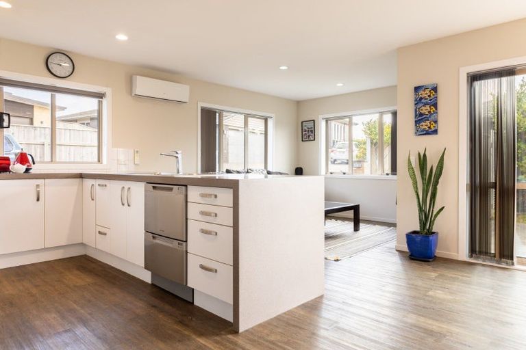 Photo of property in 28 Simpson Crescent, Raumati Beach, Paraparaumu, 5032