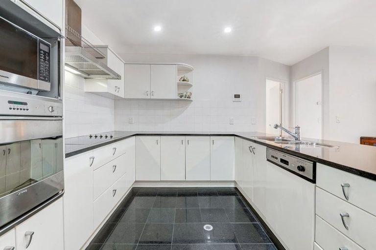 Photo of property in 1b/5 The Promenade, Takapuna, Auckland, 0622