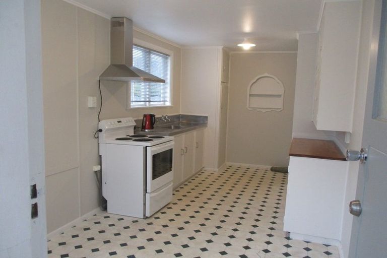 Photo of property in 19 Queenwood Road, Levin, 5510