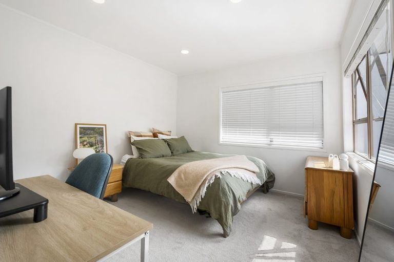 Photo of property in 2/86 Seaview Road, Castor Bay, Auckland, 0620