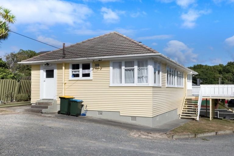 Photo of property in 10 Maher Place, Ranui, Porirua, 5024