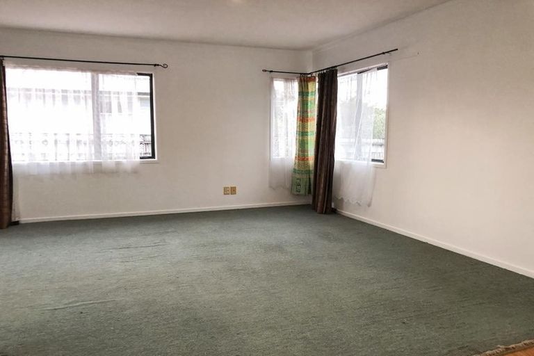 Photo of property in 52 Kelwyn Road, Kelston, Auckland, 0602