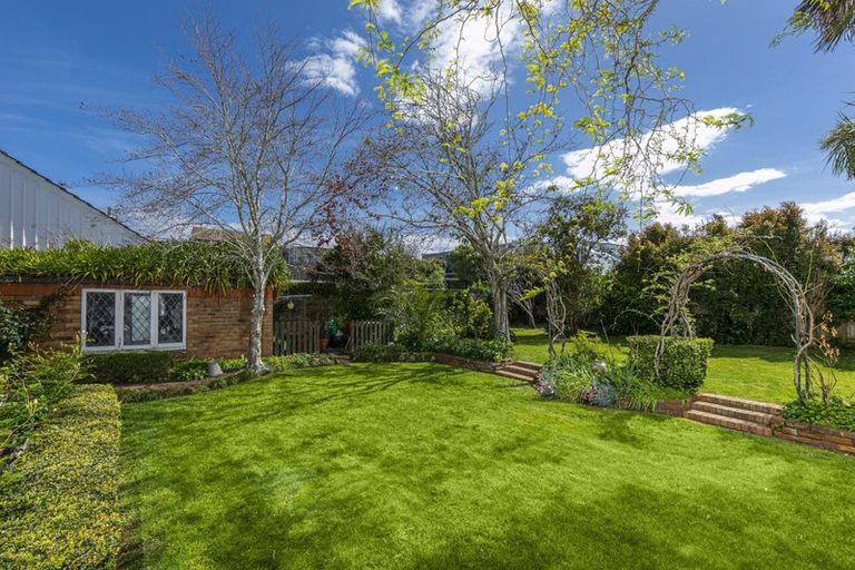 Photo of property in 8 Frieston Road, Milford, Auckland, 0620