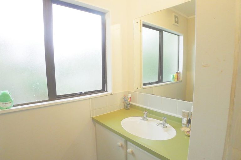 Photo of property in 1/23 Flaunty Place, West Harbour, Auckland, 0618