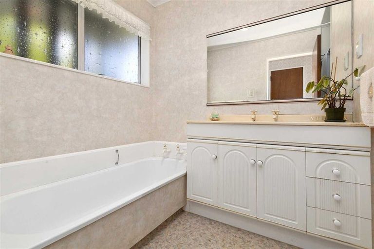 Photo of property in 24 Hicks Close, Whitby, Porirua, 5024