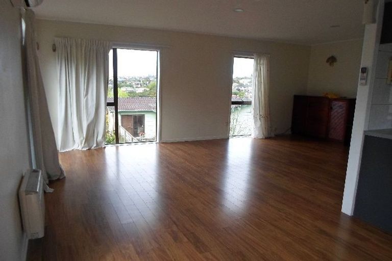 Photo of property in 1/7 Deverell Place, Northcross, Auckland, 0632