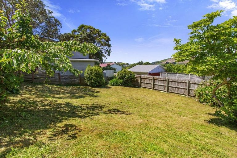 Photo of property in 22 Franklyn Road, Tawa, Wellington, 5028