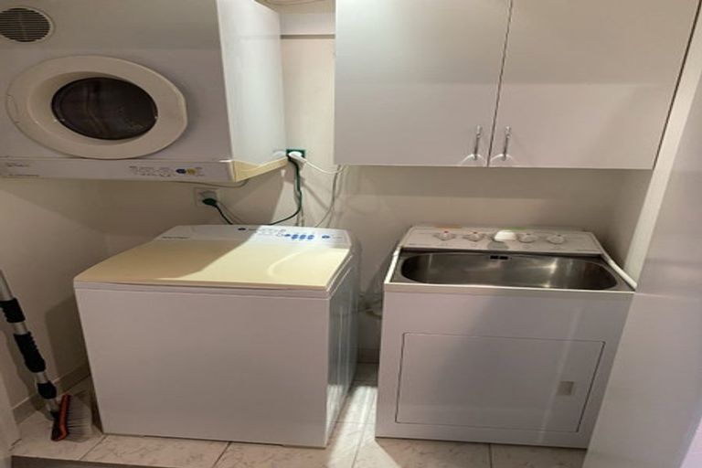 Photo of property in 2a/171 Hurstmere Road, Takapuna, Auckland, 0622