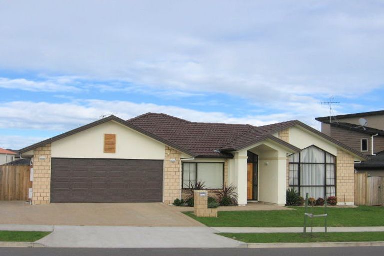 Photo of property in 23 Bronwylian Drive, Flat Bush, Auckland, 2016