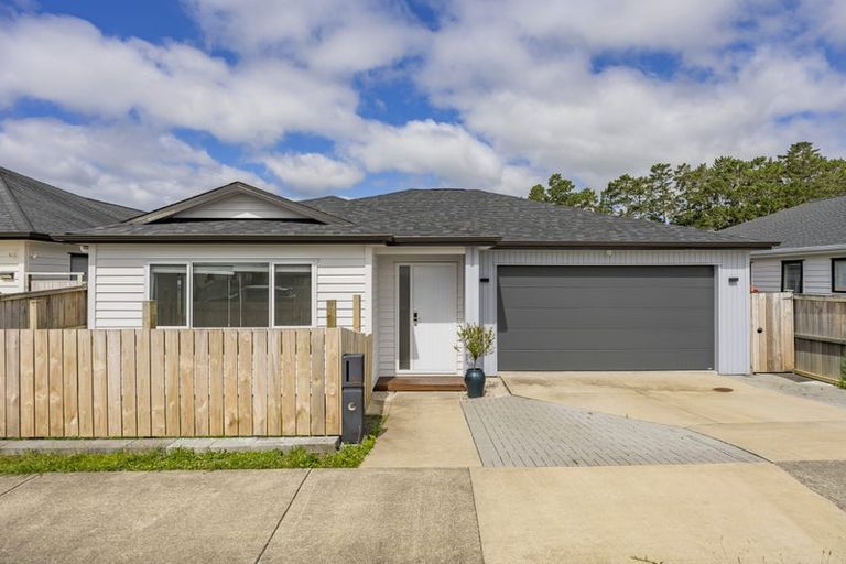Photo of property in 12 Moemoea Avenue, Kumeu, 0810