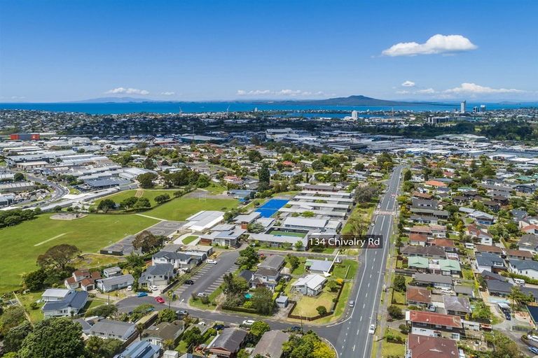 Photo of property in 134 Chivalry Road, Glenfield, Auckland, 0629