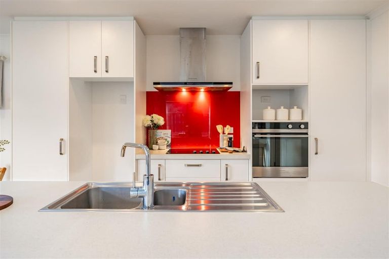 Photo of property in 4 Te Kaeaea Crescent, Wallaceville, Upper Hutt, 5018