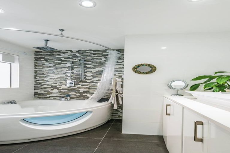 Photo of property in 1/7 Alston Avenue, Kelston, Auckland, 0602