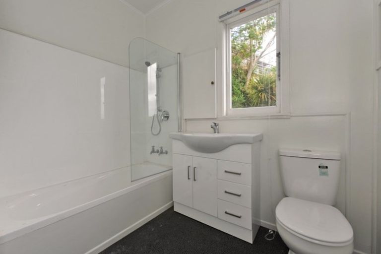 Photo of property in 11 Northland Road, Northland, Wellington, 6012
