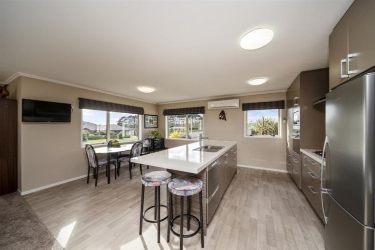 Photo of property in 8 Larlin Heights, Hawera, 4675