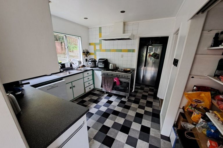 Photo of property in 33 Omega Street, Newlands, Wellington, 6037