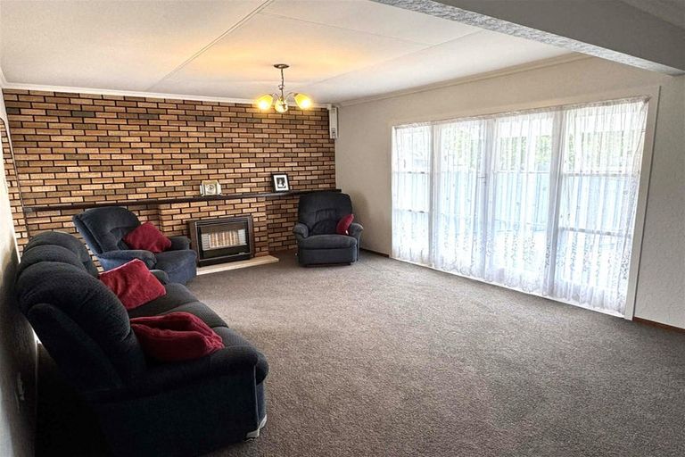 Photo of property in 4 Mokau Place, Terrace End, Palmerston North, 4410