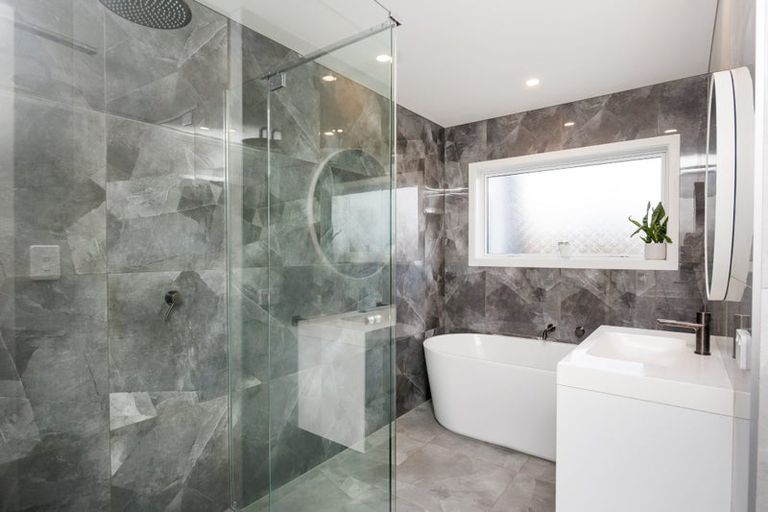 Photo of property in 37 Vaucluse Heights, Fitzherbert, Palmerston North, 4410