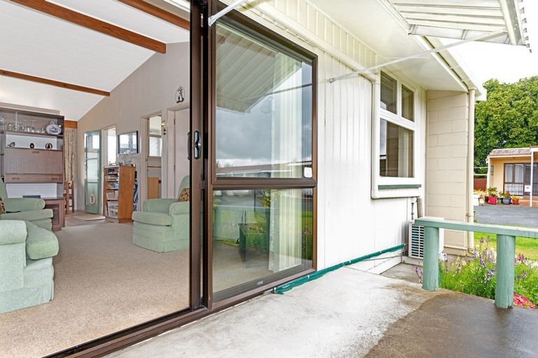 Photo of property in Orange Grove Flats, 2/549 Childers Road, Te Hapara, Gisborne, 4010