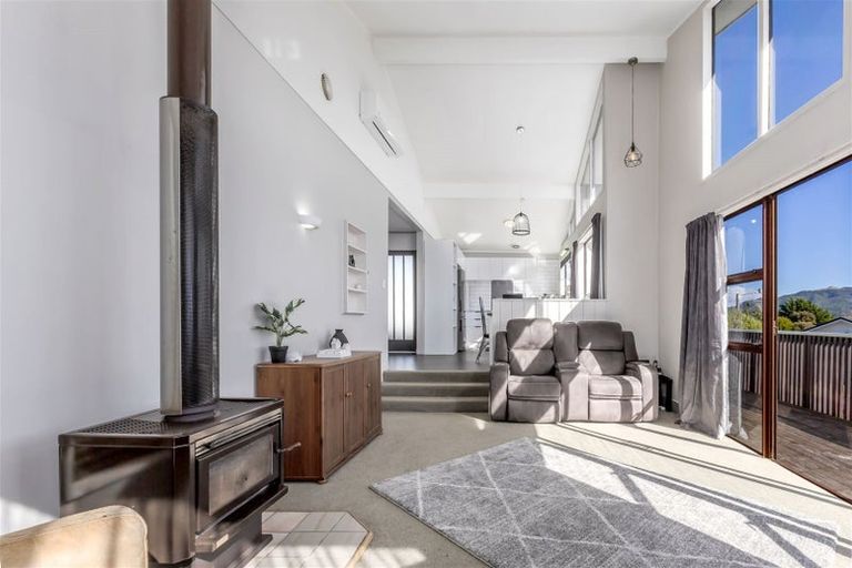 Photo of property in 106 Gloaming Hill, Titahi Bay, Porirua, 5022