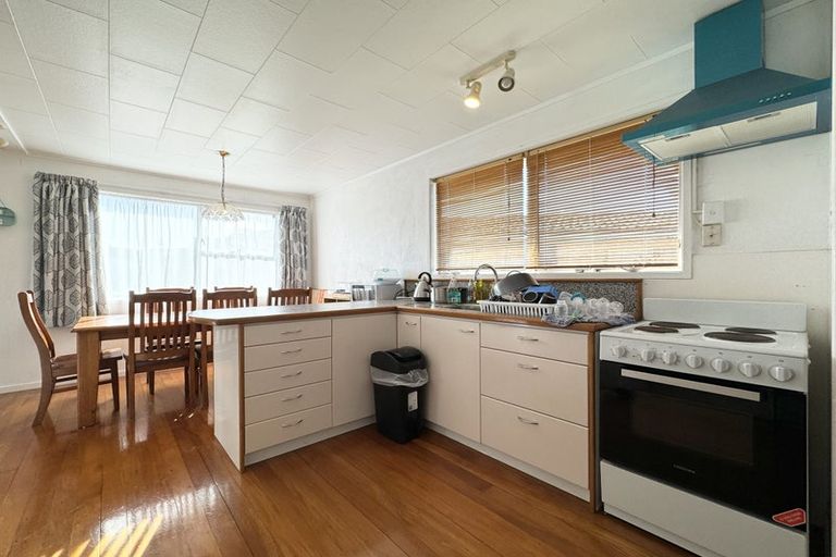 Photo of property in 14 Vina Place, Massey, Auckland, 0614