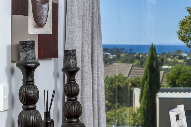 Photo of property in 2/133 Carlisle Road, Northcross, Auckland, 0632