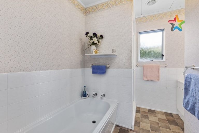 Photo of property in 33 Kingsley Street, Stokes Valley, Lower Hutt, 5019