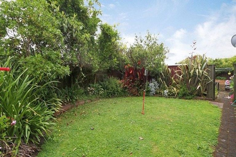 Photo of property in 24 Crescent Hills Court, Northpark, Auckland, 2013