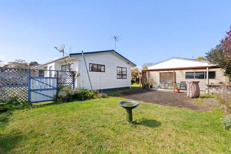 Photo of property in 8 Aquarius Drive, Kawaha Point, Rotorua, 3010