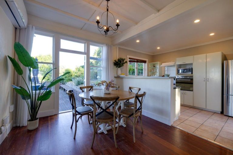 Photo of property in 4 Harvey Road, Bluff Hill, Napier, 4110