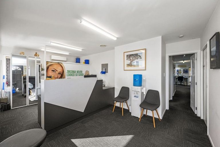 Photo of property in 154 Carlisle Road, Northcross, Auckland, 0632