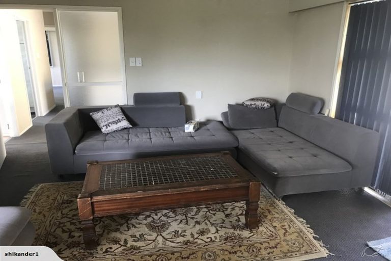 Photo of property in 16 Easton Park Parade, Glenfield, Auckland, 0629