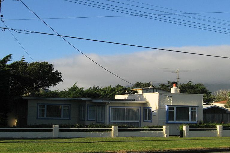 Photo of property in 31 Rauparaha Street, Waikanae Beach, Waikanae, 5036