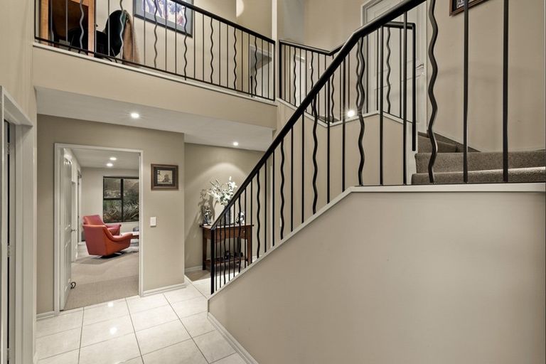 Photo of property in 17 Milward Place, Kelvin Heights, Queenstown, 9300