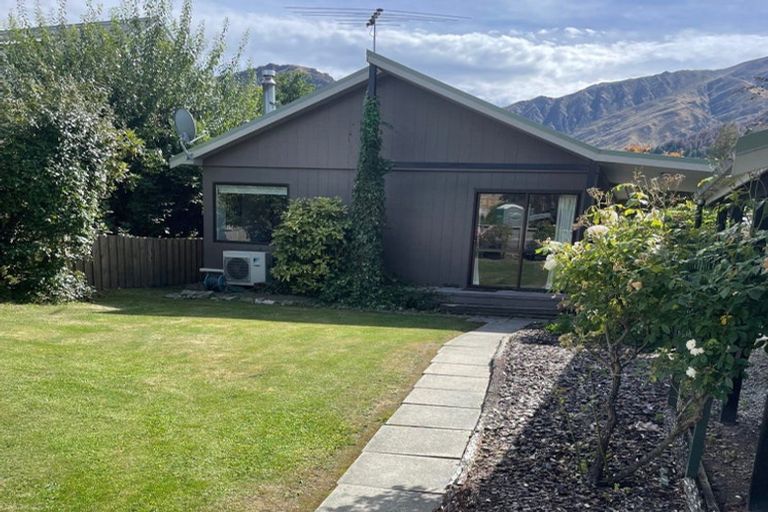 Photo of property in 11-13 Pritchard Street, Newlands, Wellington, 6037