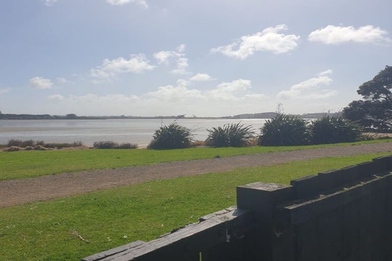 Photo of property in 17 Shanley Crescent, Waiuku, 2123