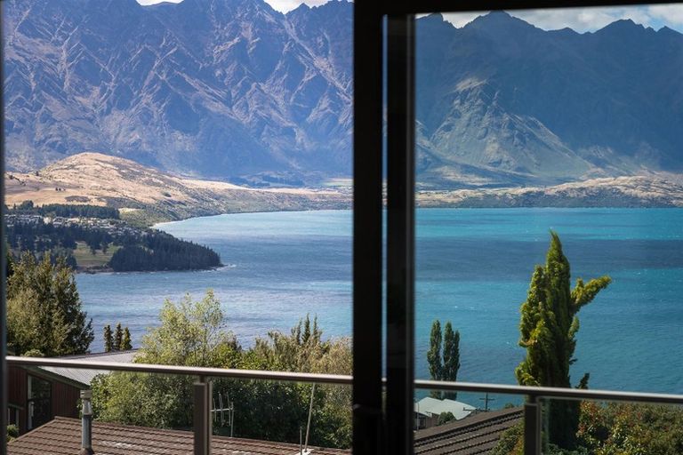 Photo of property in 54d Wynyard Crescent, Fernhill, Queenstown, 9300