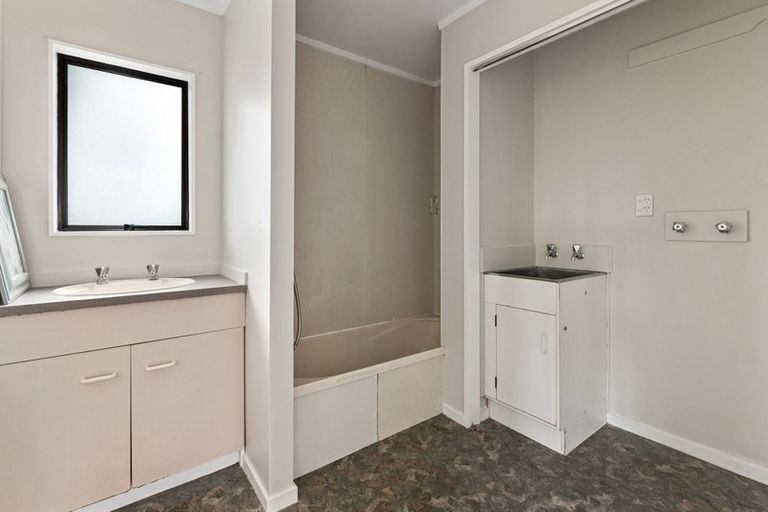 Photo of property in 2/92 Target Road, Totara Vale, Auckland, 0629