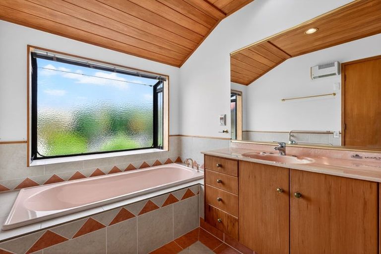 Photo of property in 2/50 Masterton Road, Rothesay Bay, Auckland, 0630