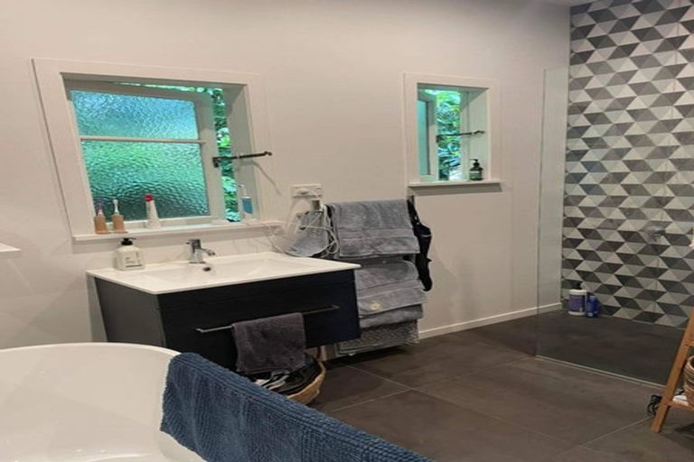 Photo of property in 54 Moana Road, Kelburn, Wellington, 6012