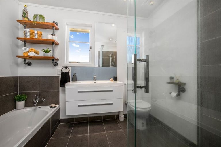 Photo of property in 32 Routley Drive, Glen Eden, Auckland, 0602