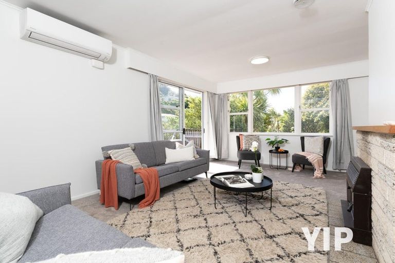 Photo of property in 114 Newlands Road, Newlands, Wellington, 6037