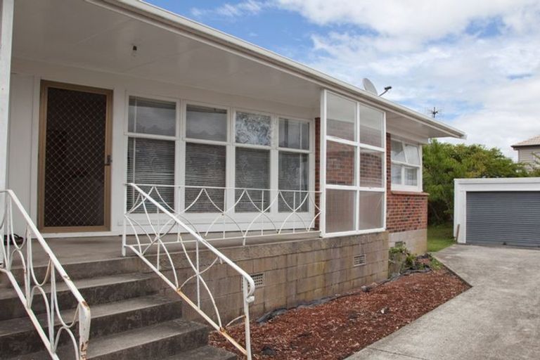 Photo of property in 2/124 Te Atatu Road, Te Atatu South, Auckland, 0610