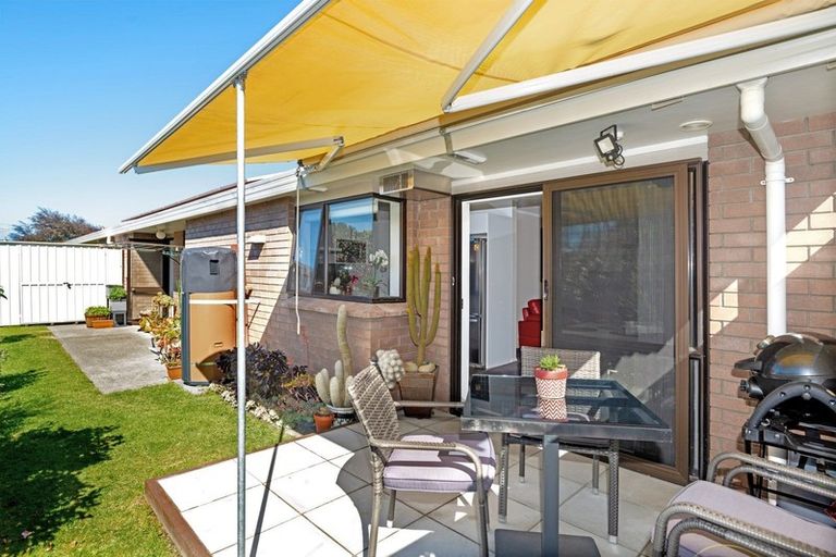 Photo of property in Orange Grove Flats, 2/549 Childers Road, Te Hapara, Gisborne, 4010